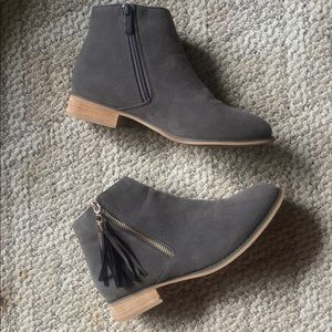 JG Gray booties with tassle🤍